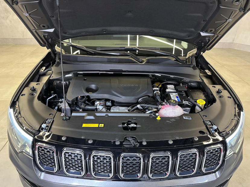 Foto do veículo JEEP COMPASS  LONG TF 2023 12.043 KM 142.900,00