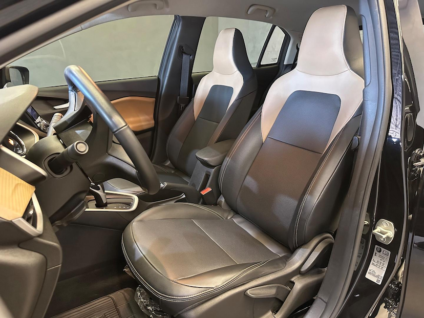 Foto do veículo CHEVROLET ONIX  HATCH PREM. 1.0 12V TB FLEX 5P AUT. 2023 34.500 KM 92.900,00