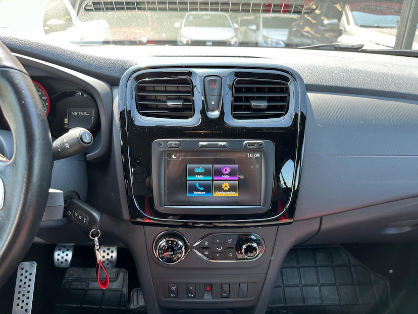 Foto do veículo RENAULT SANDERO  RS20MT 2021 48.560 KM 78.900,00