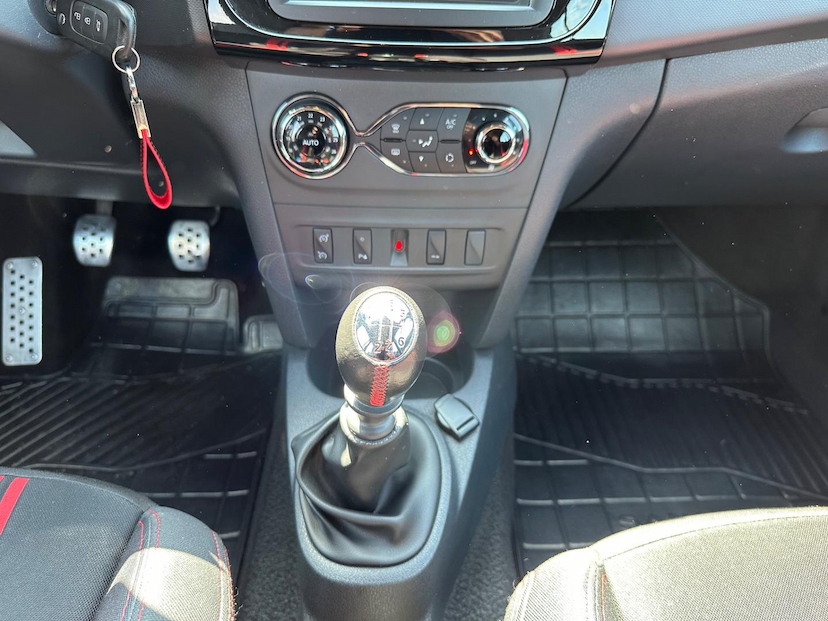 Foto do veículo RENAULT SANDERO  RS20MT 2021 48.560 KM 78.900,00