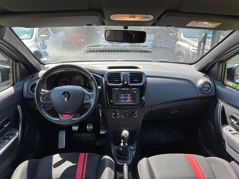 Foto do veículo RENAULT SANDERO  RS20MT 2021 48.560 KM 78.900,00