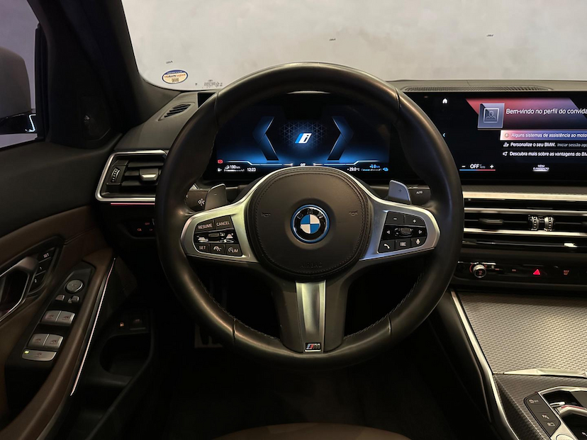Foto do veículo BMW 330I 330E M SPORT 2.0 TURBO AUT. (HÍBRIDO) 2024 27.459 KM 342.900,00
