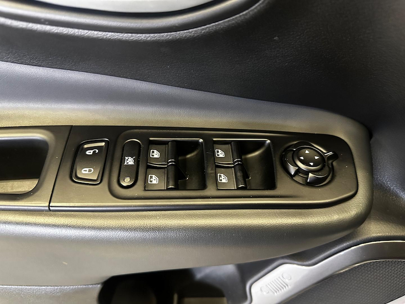 Foto do veículo JEEP RENEGADE  LONGITUDE T270 1.3 TB 4X2 FLEX AUT 2022 29.636 KM 107.900,00