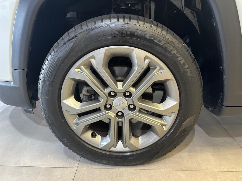 Foto do veículo JEEP COMPASS  LONG TF 2023 8.965 KM 145.900,00