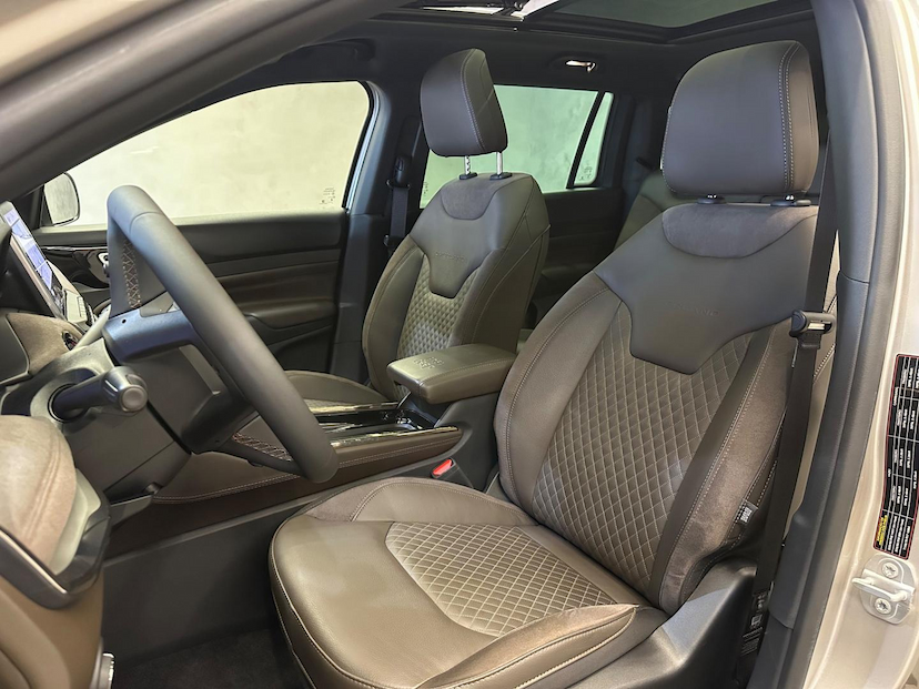 Foto do veículo JEEP COMMANDER  OVERLAND T270 1.3 TB FLEX AUT 2023 2.713 KM 209.900,00