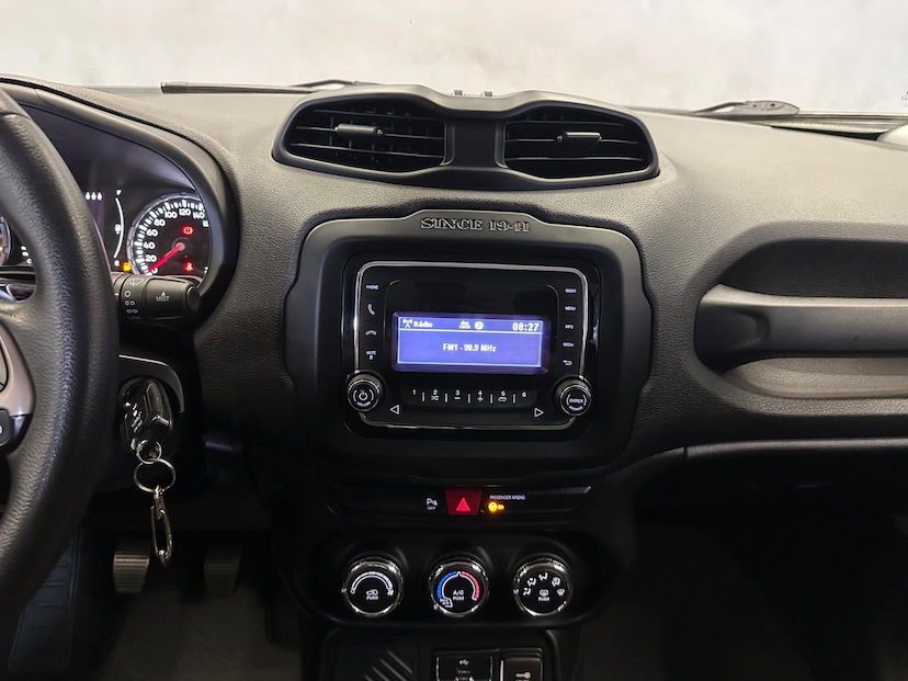 Foto do veículo JEEP RENEGADE  1.8 16V FLEX SPORT 4P MANUAL 2016 100.000 KM 63.900,00