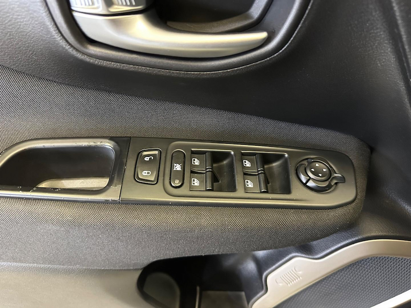 Foto do veículo JEEP RENEGADE  1.8 16V FLEX SPORT 4P MANUAL 2016 100.000 KM 63.900,00