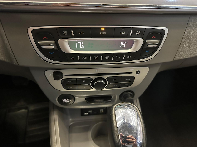 Foto do veículo RENAULT FLUENCE  PREVILEGE 2.0 AUT 2015 79.900 KM 68.900,00