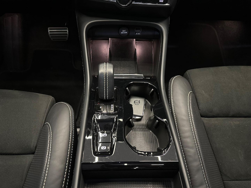 Foto do veículo VOLVO XC40 XC 40 T-5 HÍBRIDO R-DESIGN 1.5 262CV FWD 2021 28.838 KM 219.900,00