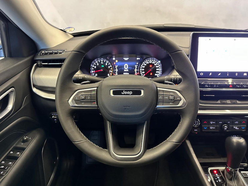 Foto do veículo JEEP COMPASS  LONG TF 2023 14.382 KM 144.900,00