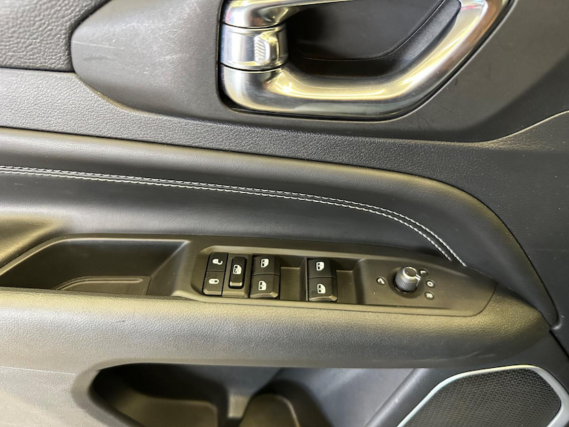 Foto do veículo JEEP COMPASS  LONG TF 2023 14.382 KM 144.900,00
