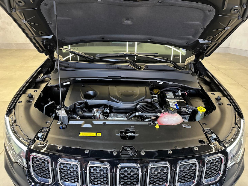 Foto do veículo JEEP COMPASS  LONG TF 2023 14.382 KM 144.900,00
