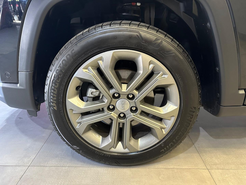 Foto do veículo JEEP COMPASS  LONG TF 2023 14.382 KM 144.900,00