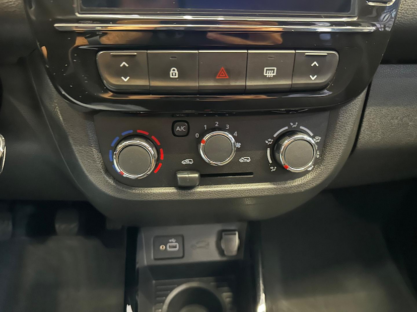 Foto do veículo RENAULT KWID  INTENSE 1.0 MT 2023 12.022 KM 59.900,00