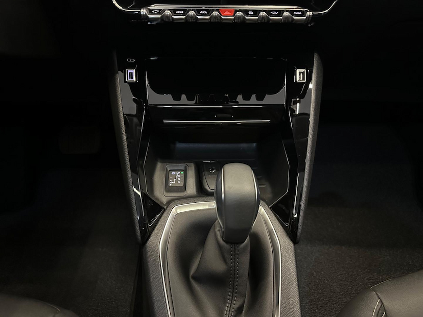 Foto do veículo PEUGEOT 208  GRIFFE 2023 23.325 KM 94.900,00