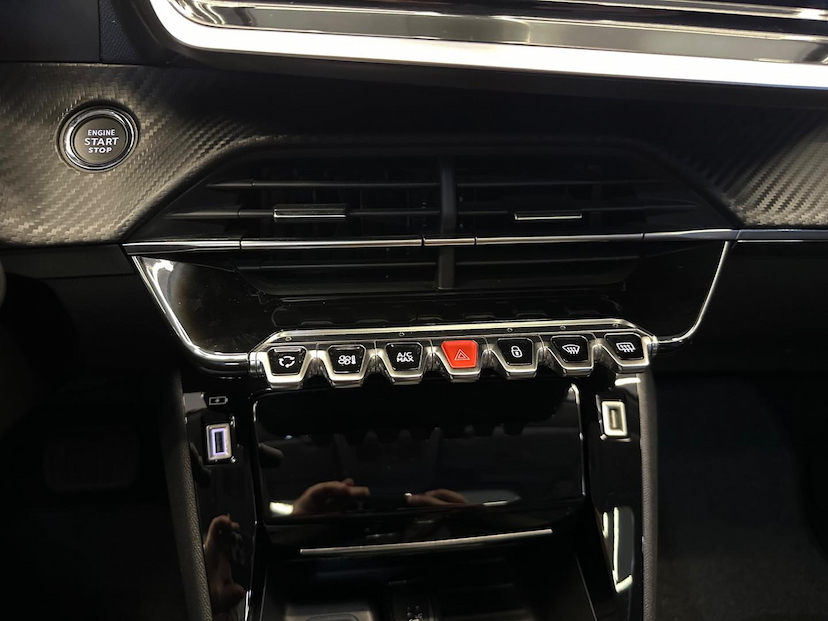 Foto do veículo PEUGEOT 208  GRIFFE 2023 23.325 KM 94.900,00