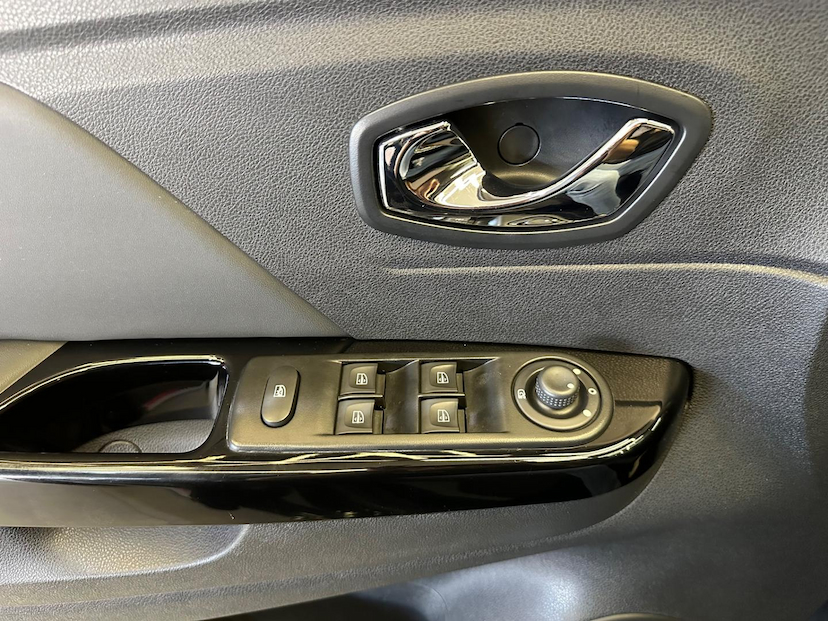 Foto do veículo RENAULT CAPTUR  INTEN 16A 2018 46.000 KM 74.900,00