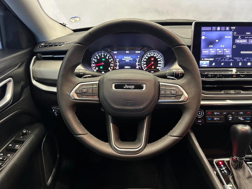 Foto do veículo JEEP COMPASS  LONG TF 2022 44.900 KM 134.900,00
