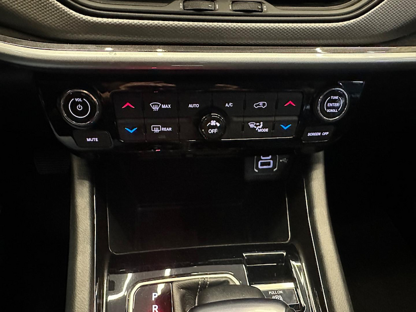 Foto do veículo JEEP COMPASS  LONG TF 2022 44.900 KM 134.900,00
