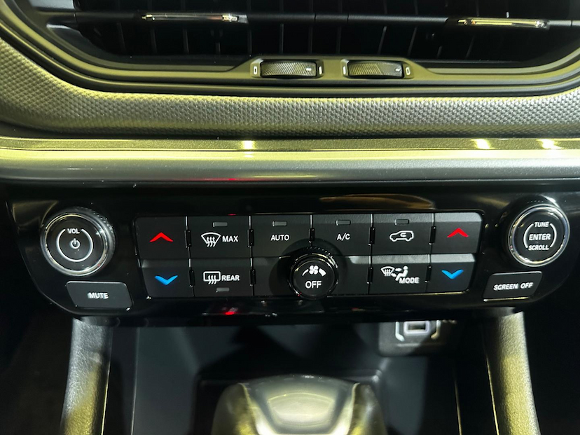 Foto do veículo JEEP COMPASS  LONG TF 2022 34.193 KM 132.900,00