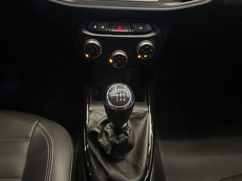 Foto do veículo CHEVROLET ONIX  1. 4MT LTZ 2019 34.543 KM 66.900,00