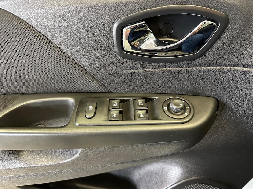 Foto do veículo RENAULT CAPTUR  ZEN 1.6 16V 5P MEC 2018 61.038 KM 73.900,00