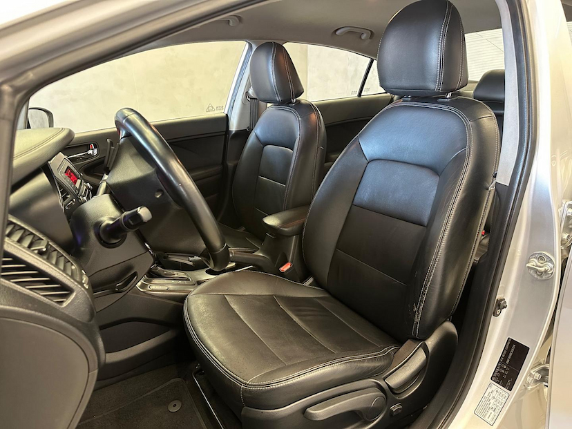 Foto do veículo KIA CERATO KIA  FF SX3 ATNB 2014 118.007 KM 64.900,00