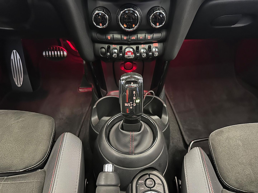 Foto do veículo MINI JOHN COOPER WORKS COOPER HATCH JCW 3P 2021 11.758 KM 209.900,00