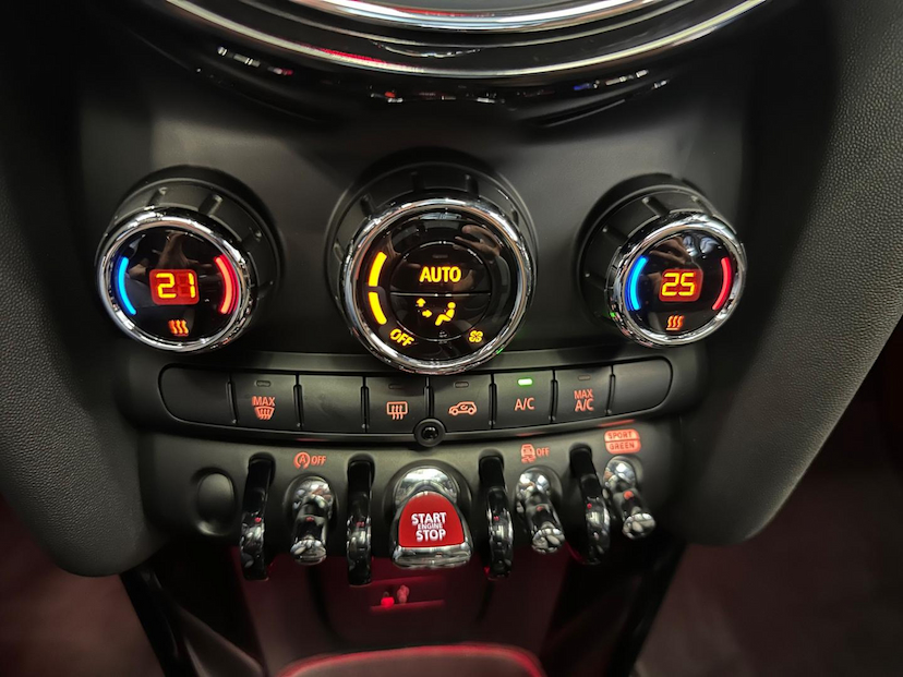 Foto do veículo MINI JOHN COOPER WORKS COOPER HATCH JCW 3P 2021 11.758 KM 209.900,00