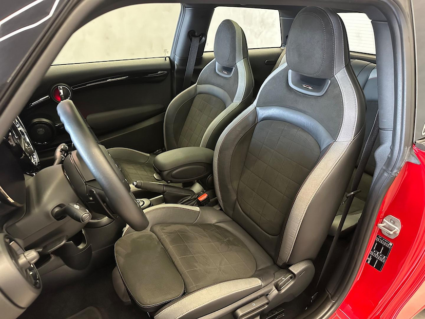 Foto do veículo MINI JOHN COOPER WORKS COOPER HATCH JCW 3P 2021 11.758 KM 209.900,00