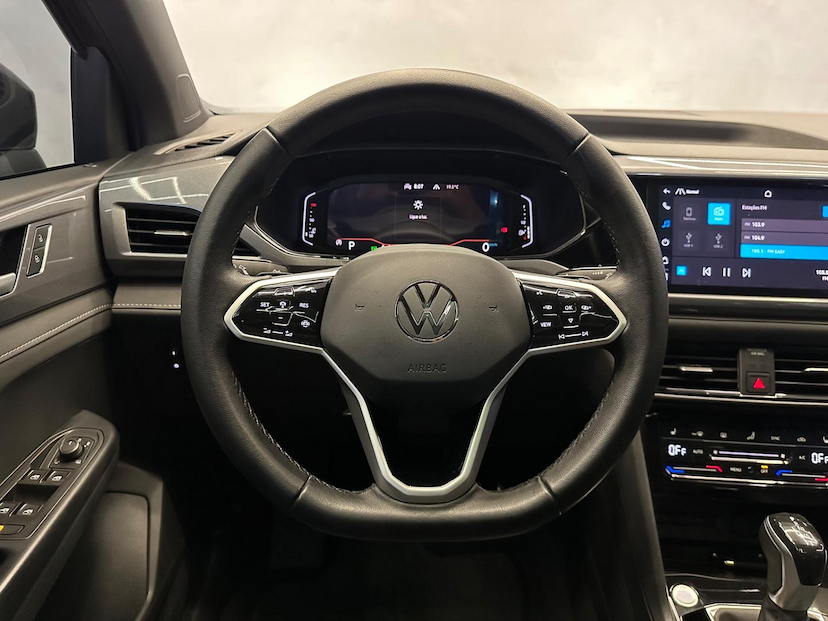 Foto do veículo VOLKSWAGEN TAOS  HIGHLINE 250 TSI 2023 24.364 KM 165.900,00