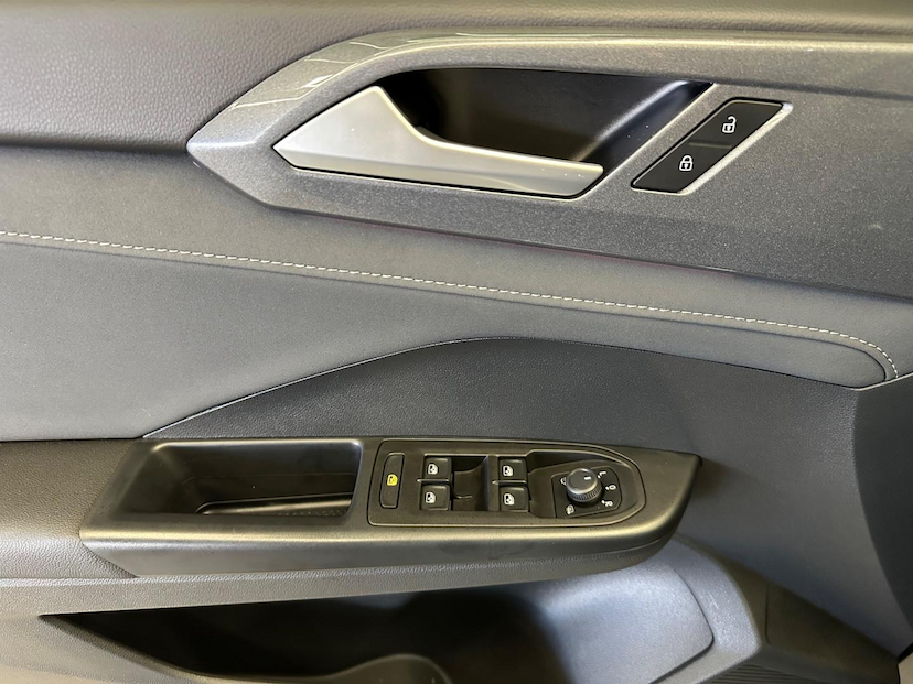 Foto do veículo VOLKSWAGEN TAOS  HIGHLINE 250 TSI 2023 24.364 KM 165.900,00
