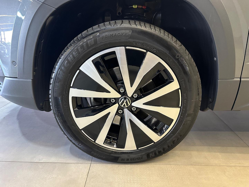 Foto do veículo VOLKSWAGEN TAOS  HIGHLINE 250 TSI 2023 24.364 KM 165.900,00