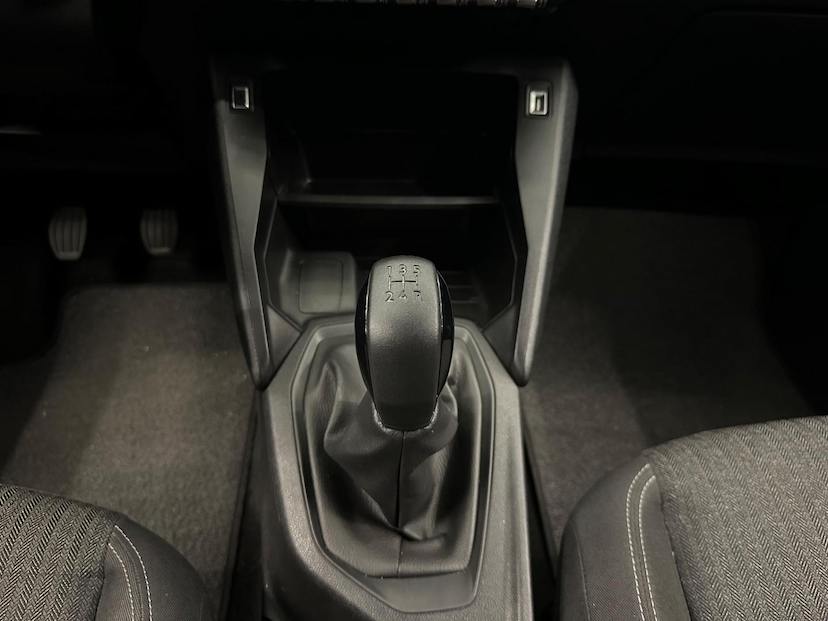 Foto do veículo PEUGEOT 208  LIKE MT 2024 5.001 KM 72.900,00