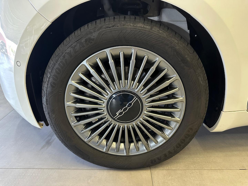 Foto do veículo FIAT 500 E ICON 2022 9.784 KM 129.900,00