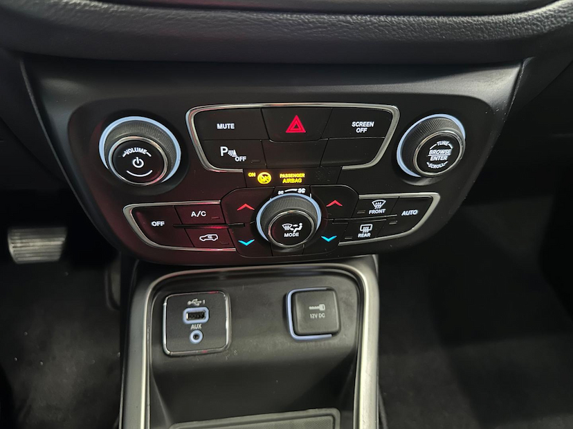 Foto do veículo JEEP COMPASS  2.0 SPORT 4X2 16V GASOLINA 4P AUT 2019 88.470 KM 89.900,00