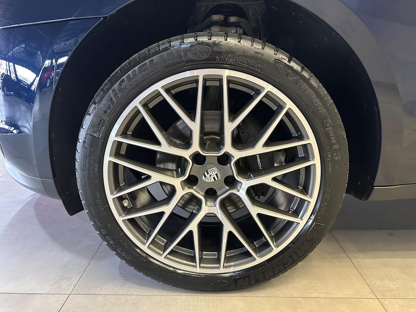 Foto do veículo PORSCHE MACAN  2.0 16V 2021 24.103 KM 375.900,00