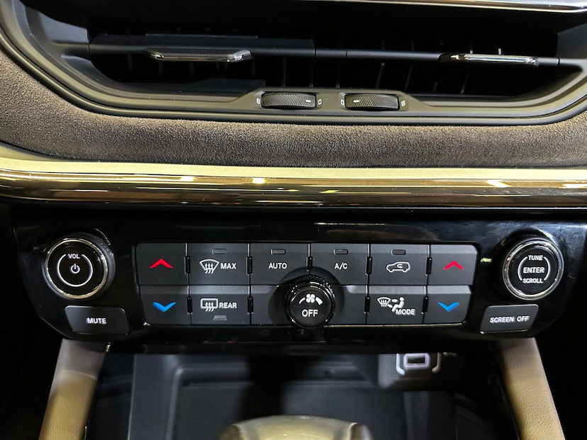 Foto do veículo JEEP COMMANDER  OVR T270 2024 19.263 KM 212.900,00
