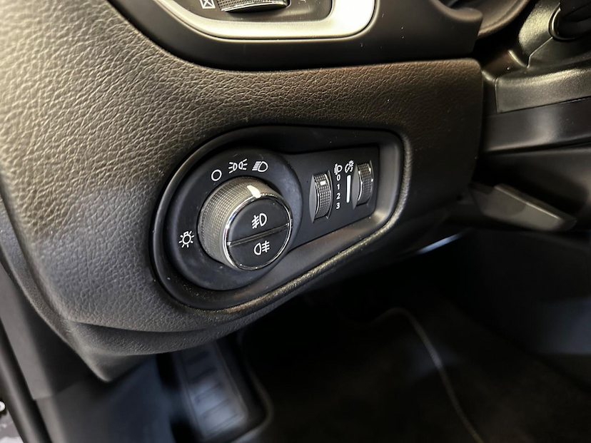 Foto do veículo JEEP RENEGADE  1.8 16V FLEX LONGITUDE 4P AUTOMATICO 2020 95.642 KM 79.900,00