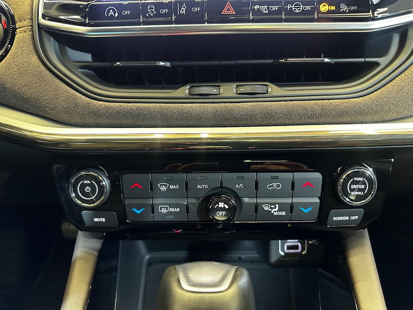 Foto do veículo JEEP COMMANDER  OVR T270 2024 19.654 KM 209.900,00