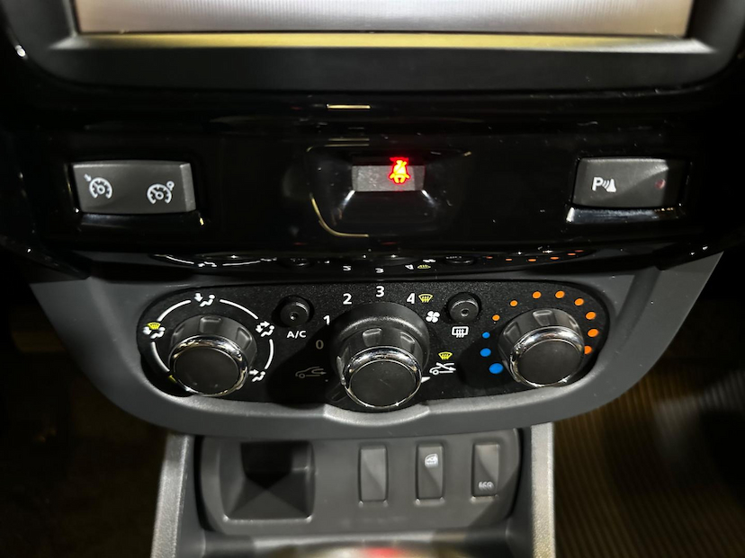Foto do veículo RENAULT DUSTER  1.6 DYNAMIQUE 4X2 16V FLEX 4P AUT 2020 83.336 KM 76.900,00