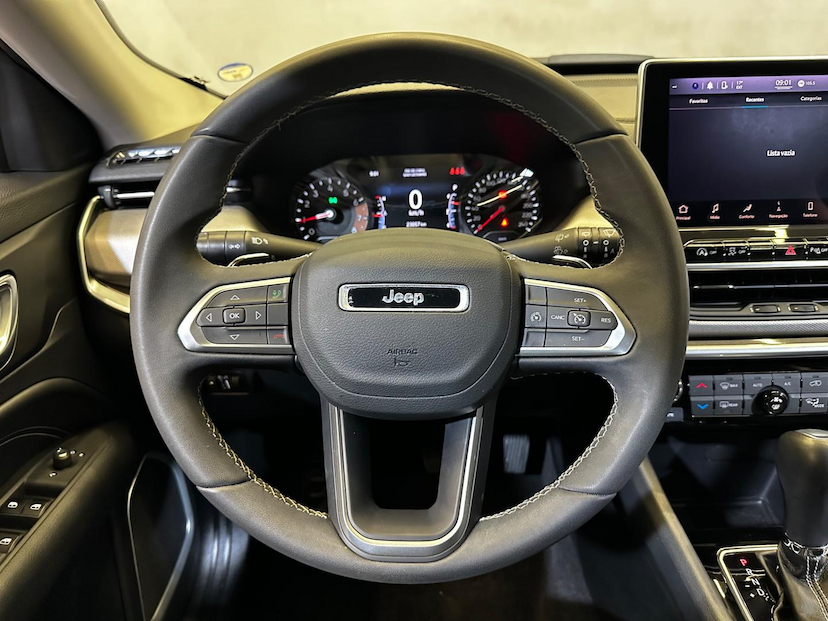 Foto do veículo JEEP COMPASS  LONG TF 2023 22.963 KM 140.900,00