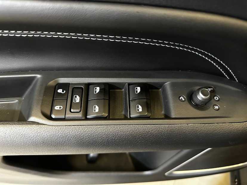 Foto do veículo JEEP COMPASS  LONG TF 2023 22.963 KM 140.900,00