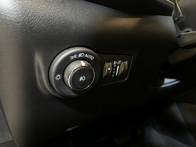 Foto do veículo JEEP COMPASS  LONG TF 2023 22.963 KM 140.900,00