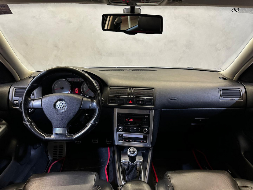 Foto do veículo VOLKSWAGEN GOLF  1.6 SPORTLINE 8V FLEX 4P MANUAL 2014 129.519 KM 66.900,00