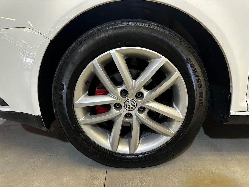 Foto do veículo VOLKSWAGEN GOLF  1.6 SPORTLINE 8V FLEX 4P MANUAL 2014 129.519 KM 66.900,00