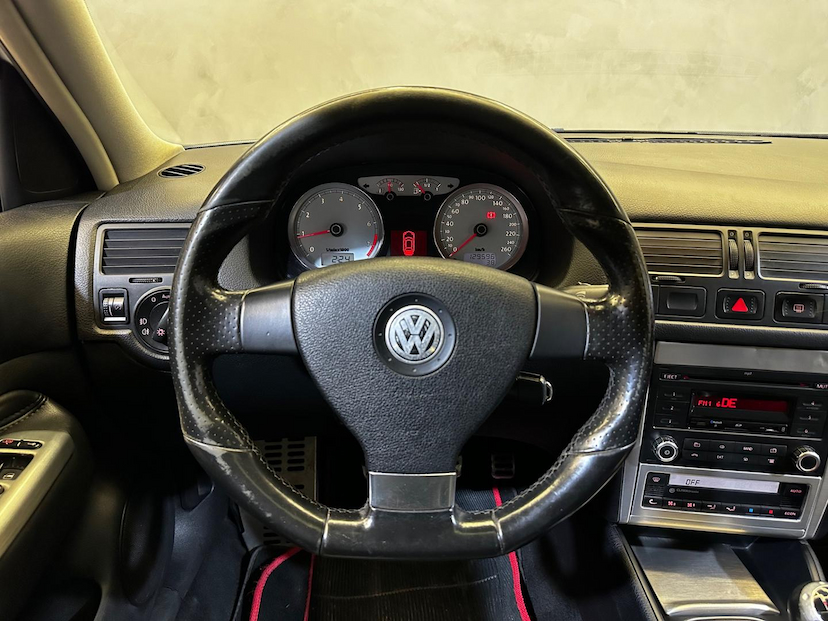 Foto do veículo VOLKSWAGEN GOLF  1.6 SPORTLINE 8V FLEX 4P MANUAL 2014 129.519 KM 66.900,00
