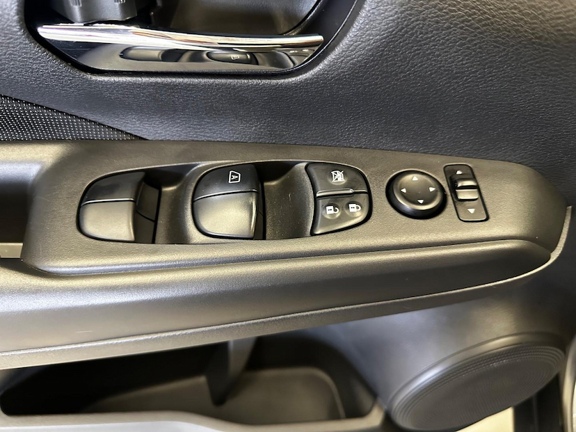 Foto do veículo NISSAN KICKS  SENSE CVT 2024 15.433 KM 109.900,00