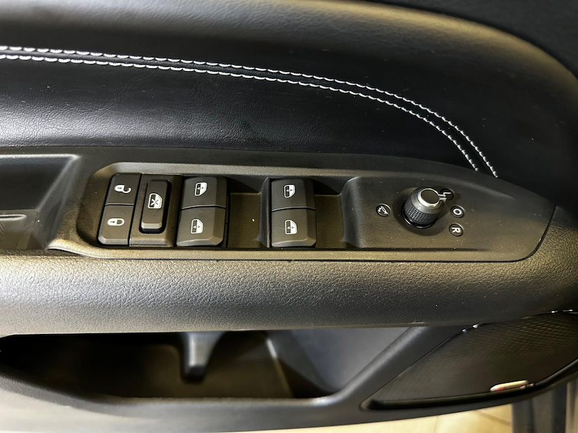 Foto do veículo JEEP COMPASS  LONG TF 2022 63.504 KM 131.900,00