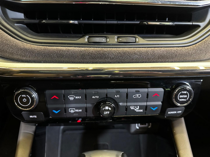 Foto do veículo JEEP COMMANDER  OVR TD380 2023 31.358 KM 208.900,00
